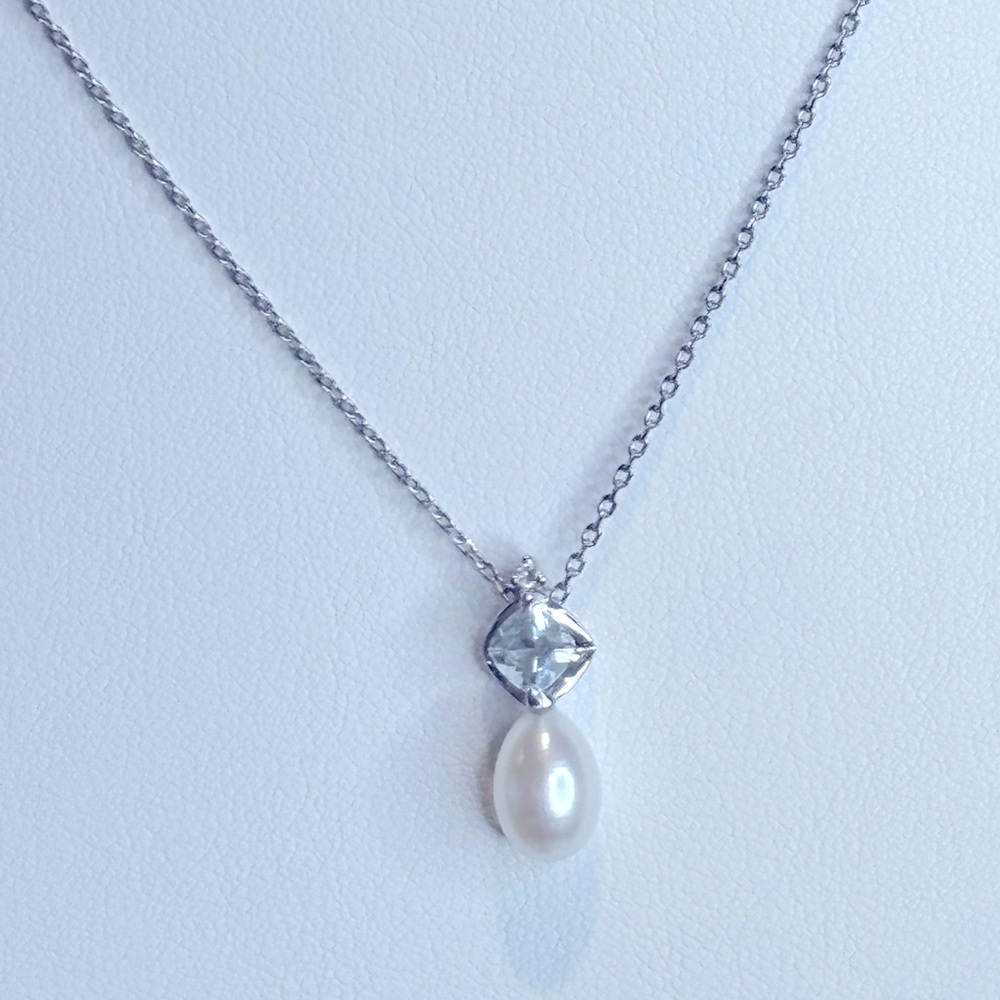 Elegant 14k gold and Pearl Necklace with aquamarine gemstone and diamond accent